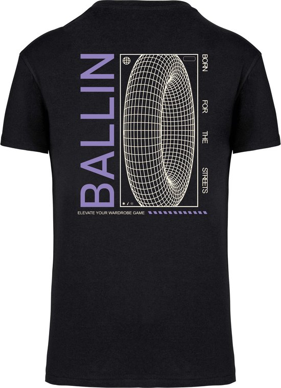 Zwarte t-shirt met grote paarse 'BALLIN' print en grafische torusvorm op de rug. Tekst: 'BORN FOR THE STREETS', 'ELEVATE YOUR WARDROBE GAME'.