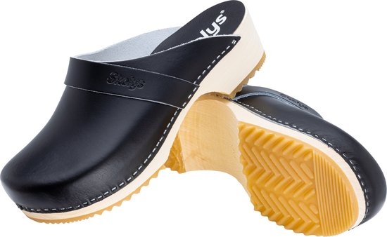 Twee zwarte Skolys klompen, met witte stiksels, houten zool en gele profielzolen.