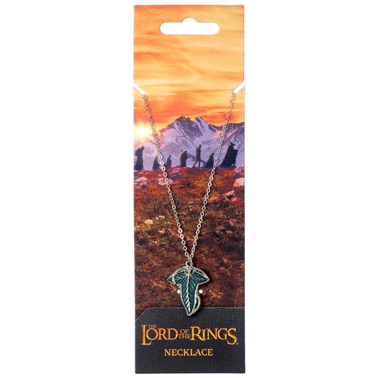 Ketting met groene bladhanger op een achtergrondkaart met 'The Lord of the Rings' logo.
