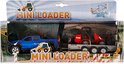 Een blauwe pick-uptruck met een rode minishovel op een grijze aanhanger in de verpakking.
