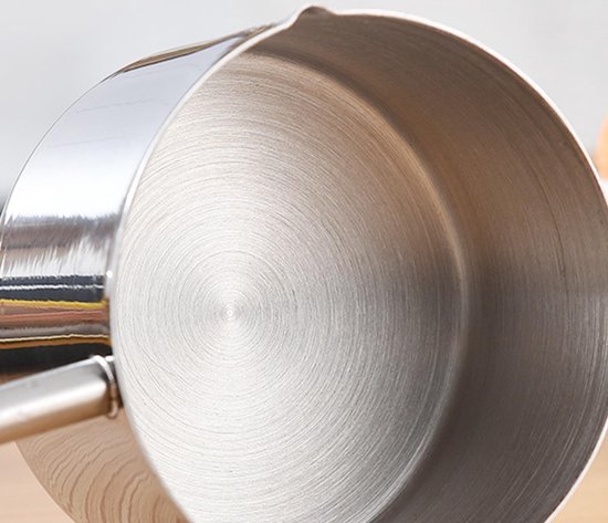 Kleine melkpan, boterwarmer voor boter, alles in een platte
