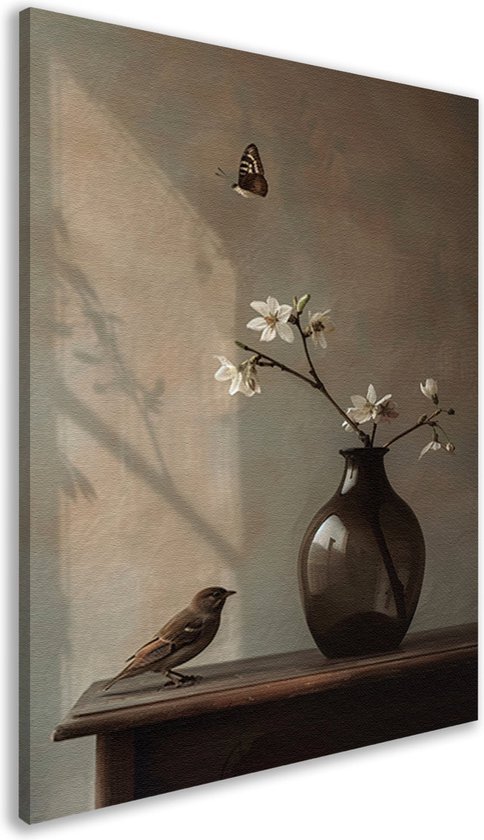 Een bruine vogel zit op een houten tafel naast een donkerbruine vaas met witte bloemen. Een vlinder vliegt boven de vaas.