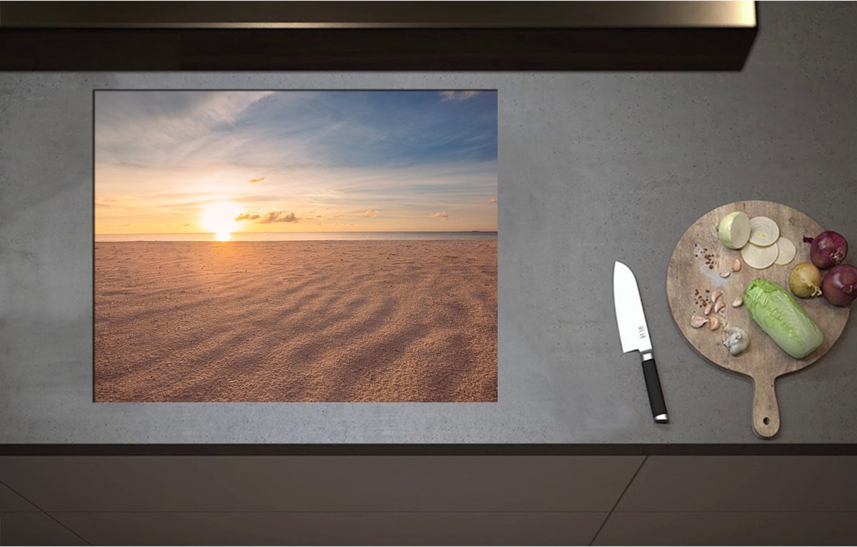 Inductieplaat Beschermer - Close up van het Strand met Mooie Zonsondergang - 71x55 cm - 2 mm Dik - Inductie Beschermer - Bescherming Inductiekookplaat - Kookplaat Beschermer van Zwart Vinyl