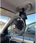 Zwarte Xtrobb ventilator met chromen grill, bevestigd aan de hemelbekleding in een auto.