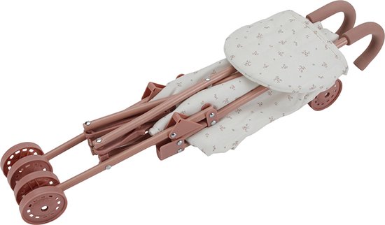 Ingeklapte roze poppenbuggy met wit textiel met bloemenpatroon, gezien vanaf de zijkant op een witte achtergrond.