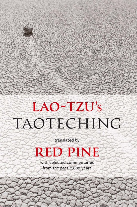 LAO-TZU's TAOTECHING, vertaald door RED PINE met commentaren uit de afgelopen 2.000 jaar. De omslag toont een droge, gebarsten aardekorst met een steen.
