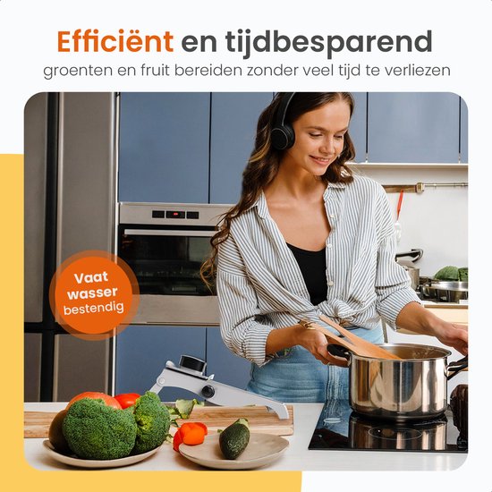 Vrouw met koptelefoon kookt met een mandoline groentesnijder op het aanrecht. Groenten zoals broccoli en tomaat liggen klaar. Tekst: "Vaatwasserbestendig".
