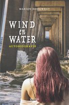 Boekcover 'Wind en water' met Marion Hoogewegt, gezien van achteren bij een betonnen constructie bij het water.