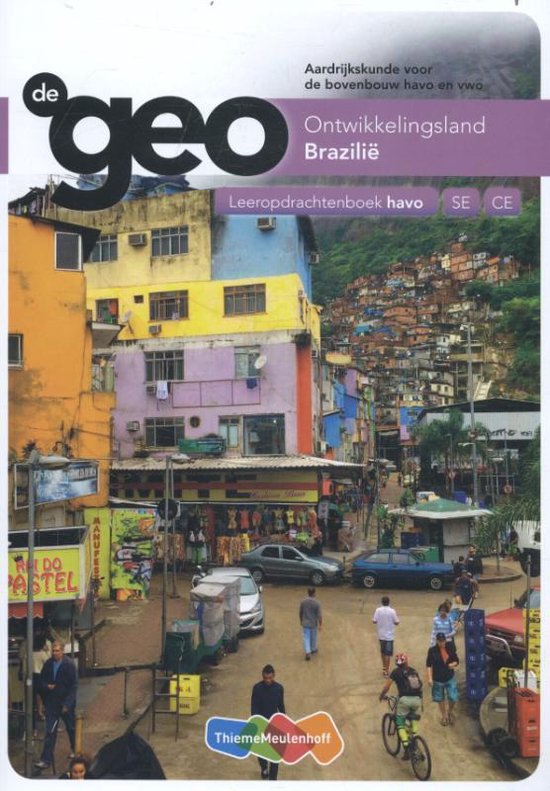 De Geo leeropdrachtenboek havo SE CE Aardrijkskunde. Kleurrijke gebouwen in een sloppenwijk in Brazilië met winkels en mensen.
