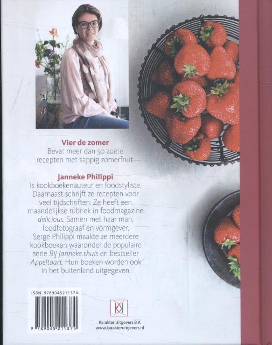 Achterflap boek: Foto van Janneke Philippi, met daarnaast een mand vol aardbeien. Tekst over Janneke Philippi, kookboekenschrijfster en foodstyliste. ISBN: 9789045211374.