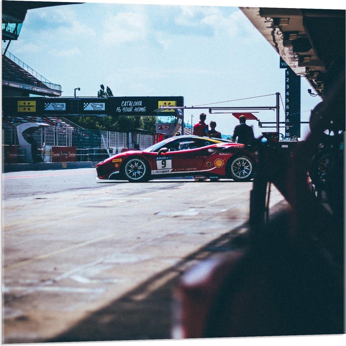 KuijsFotoprint Acrylglas - Rode Auto op Racebaan - 80x80cm Foto op Acrylglas (Met Ophangsysteem) Rood