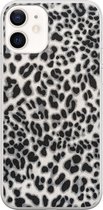 Leuke Telefoonhoesjes - Hoesje geschikt voor iPhone 12 - Luipaard grijs - Soft case - TPU - Luipaardprint - Grijs