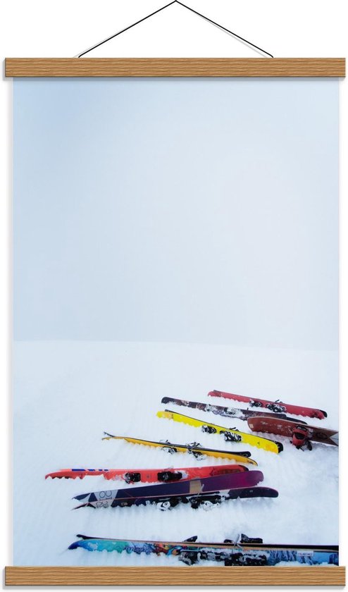 Schoolplaat – Skie's in de Sneeuw - 40x60cm Foto op Textielposter (Wanddecoratie op Schoolplaat)