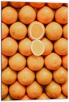 Dibond - Sinaasappels in een Kist - 60x90cm Foto op Aluminium (Wanddecoratie van metaal)