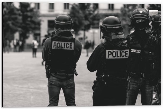 Dibond - Politie Agenten in Zwart Wit  - 60x40cm Foto op Aluminium (Met Ophangsysteem)