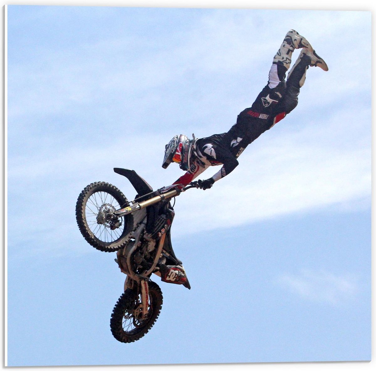 Forex - Motorcrosser in de Lucht met Motor - 50x50cm Foto op Forex op Prijzenvolger.com