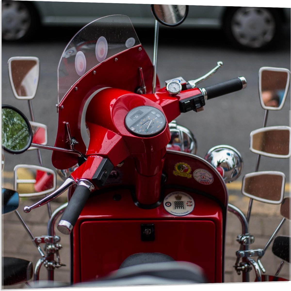 Acrylglas - Rode Spiegel Scooter - 80x80cm Foto op Acrylglas (Wanddecoratie op Acrylglas)