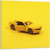 Dibond - Gele Auto op Gele Achtergrond - 100x100cm Foto op Aluminium (Met Ophangsysteem)