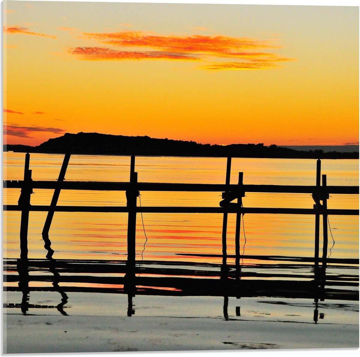 Acrylglas - Houten Palen aan het Meer met Zon - 50x50cm Foto op Acrylglas (Wanddecoratie o