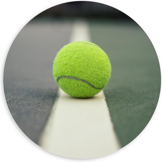 Forex Wandcirkel - Tennisbal op Witte Lijn - 100x100cm Foto op Wandcirkel (met ophangsysteem)
