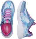 Set van twee Skechers sneakers voor meisjes met blauwe wolkenprint, roze veters en paarse accenten.