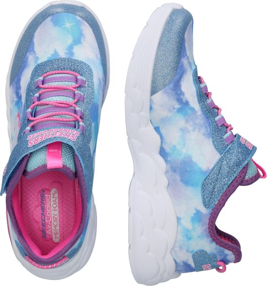 Set van twee Skechers sneakers voor meisjes met blauwe wolkenprint, roze veters en paarse accenten.