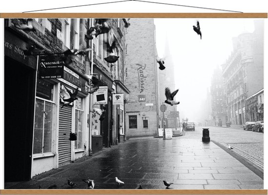 Schoolplaat – Weg Vliegende Vogels in Stad Zwart - Wit - 120x80cm Foto op Textielposter (Wanddecoratie op Schoolplaat)
