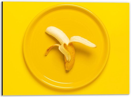 Dibond - Gele Tafel met Banaan en Bordje  - 40x30cm Foto op Aluminium (Met Ophangsysteem)