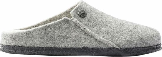Grijze Birkenstock pantoffel van vilt met witte schapenwollen voering, zijaanzicht.