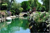Bloemenpracht langs de gracht in Venetië op canvas - 70x50 cm - Brug in de groene natuur - Still waters run deep