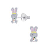 Oorbellen kinderen | Zilveren oorstekers, grijs konijn met wortel