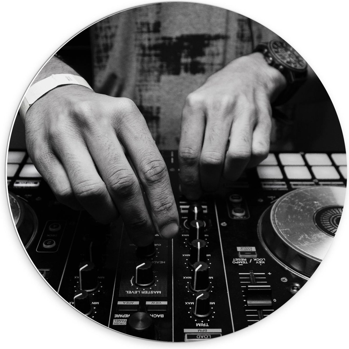 Forex Wandcirkel - Dj achter Draaitafel (zwart/wit) - 70x70cm Foto op Wandcirkel (met ophangsysteem)