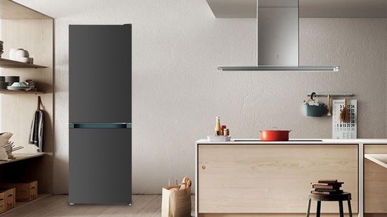 Zwarte CHiQ koelkast in een moderne keuken.