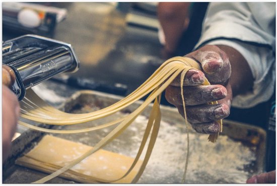 Poster – Spaghetti Makende Man - 150x100cm Foto op Posterpapier