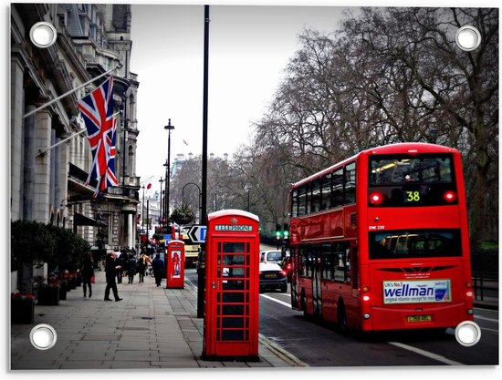 Tuinposter – Rode Bus en Telefooncel in Londen - 40x30cm Foto op Tuinposter  (wanddecoratie voor buiten en binnen)