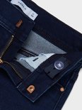 Sluiting van een donkerblauwe skinny jeans met naam it label, drukknoop en ritssluiting.