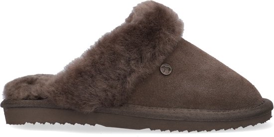 Grijze suède pantoffel met bruine schapenvacht voering en kraag. Logo op zijkant.