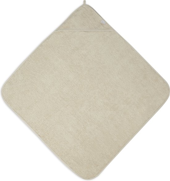 Een effen beige badcape met capuchon, gevouwen in een ruitvorm. Het merk 'Jollein' is zichtbaar.