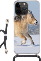 Geschikt voor Apple iPhone 14 Pro - Crossbody Case - Fjord paard dat door de sneeuw rent - Siliconen - Crossbody - Backcover met Koord - Telefoonhoesje met koord - Hoesje met touw