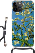 Geschikt voorApple Iphone 14 Pro Max - Crossbody Case - Amandelbloesem - Vincent van Gogh - Siliconen - Crossbody - Backcover met Koord - Telefoonhoesje met koord - Hoesje met touw