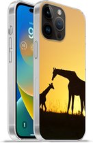 Geschikt voorApple Iphone 14 Pro - Softcase hoesje - Giraffe - Silhouet - Kalf - Siliconen Telefoonhoesje