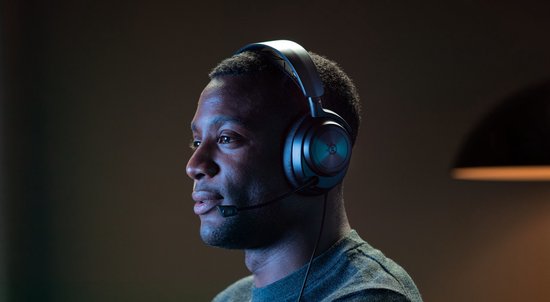 Zwarte SteelSeries Arctis Nova Pro gaming headset gedragen door een man, zijprofiel.