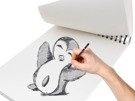 Een schetsblok met een potloodtekening van een pinguïn die getekend wordt door een hand.