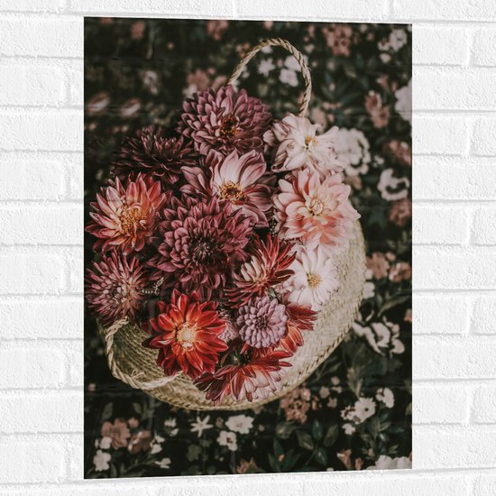 WallClassics - Muursticker - Compositie van Rood/Roze Bloemen in Mand - 50x75 cm Foto op Muursticker