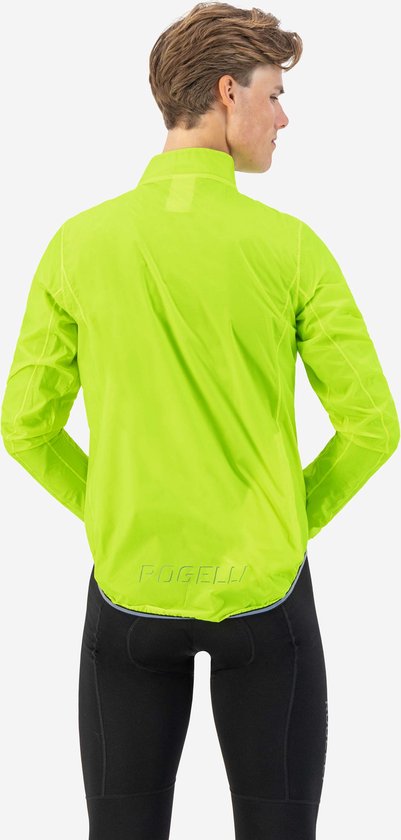 Een man met de rug naar de camera, draagt een fluo-gele fietsregenjas. Het woord 'ROGELLI' staat op de onderrug.
