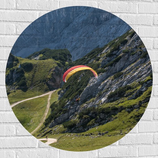 WallClassics - Muursticker Cirkel - Paraglidend door de Bergen en Natuur - 90x90 cm Foto op Muursticker
