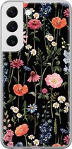 Leuke Telefoonhoesjes - Hoesje geschikt voor Samsung Galaxy S22 - Dark flowers - Soft case - TPU - Bloemen - Zwart