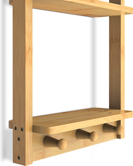 Onderkant van een bamboe doucherek met drie houten haken en een lage plank.