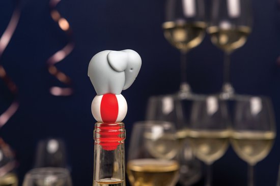 Grijze olifant wijnstopper bovenop een fles, met feestelijke achtergrond en wijnglazen.