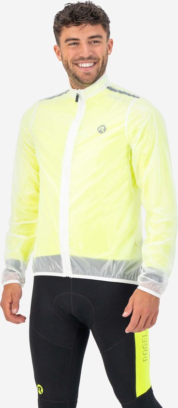 Man in een felgele fietsregenjas, zwarte fietsbroek met gele accenten en een Rogelli-logo op de borst.